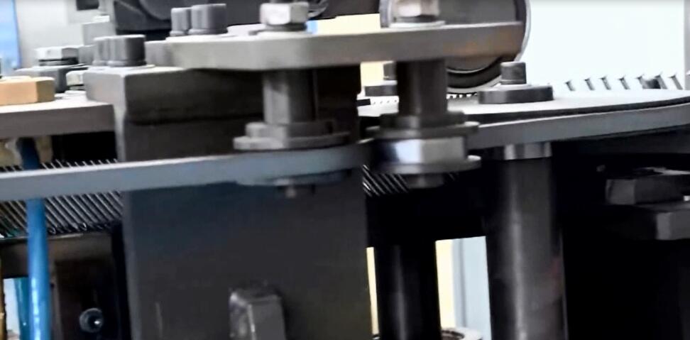 Μηχανή κατασκευής καρφιών σειρών χαρτιού